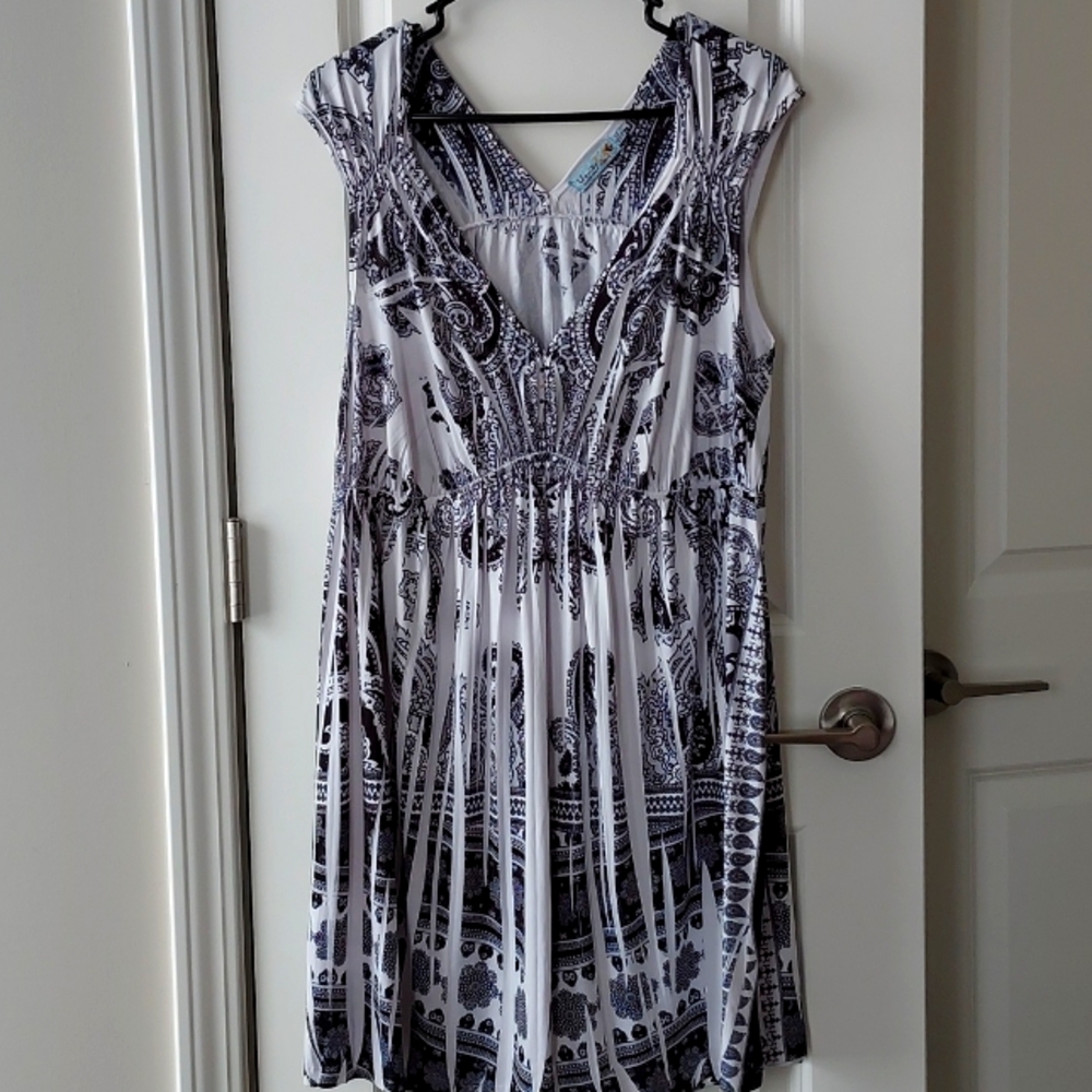 Unity World Wear sleeveless v neck short dress  1x  black/white
